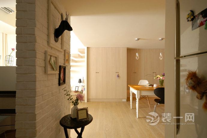 现代简约风格 80平米小户型客厅温馨灯光柔和