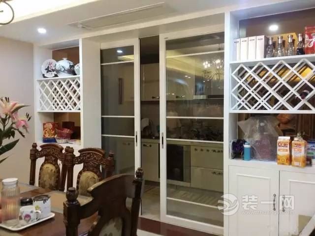 厨房与餐厅之间装饰酒柜效果图